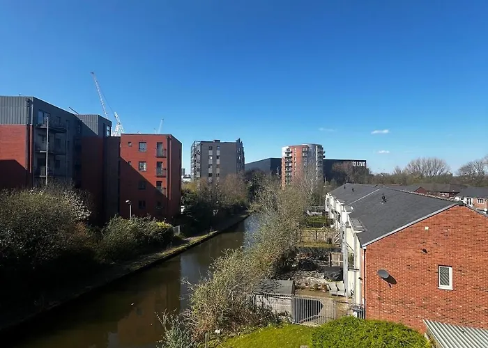 Serene 2-Bed Flat With Canal Views - Coop Live & Ethiad